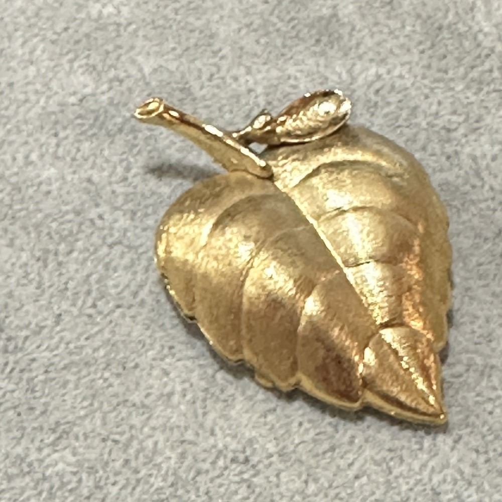 Vintage Brushed Gold Tone Leaf‎ Brooch  Mid-Century Pin Dimensional Vein Detail